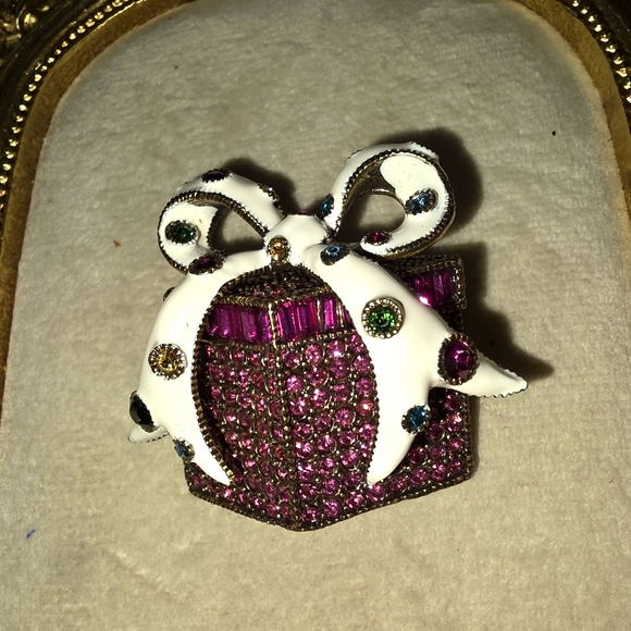 Vintage Heidi Daus Crystal And Enamel Gift Box Brooch - Picture 1 of 4